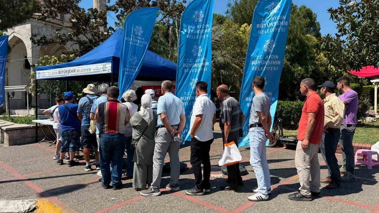 Aydın Büyükşehir Belediyesi'nden vatandaşlara aşure ikramı