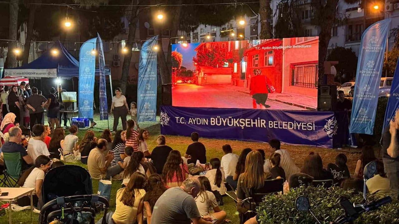 Aydın Büyükşehir Belediyesi'nin açık hava sinema etkinlikleri Nazilli'de yoğun ilgi gördü