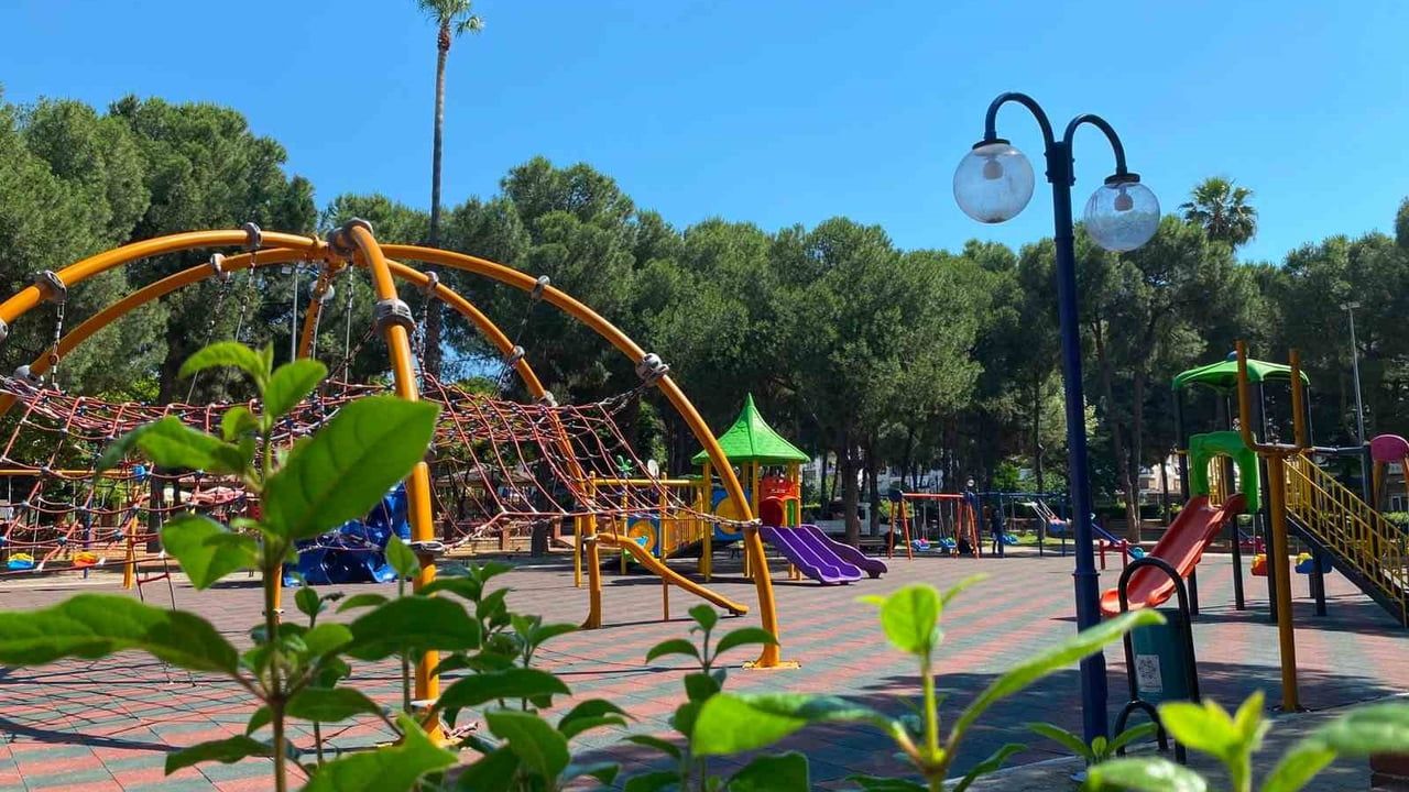 Aydın Büyükşehir, Nazilli Atatürk Parkı’nda kapsamlı yenileme ve çevre düzenlemesi yaptı