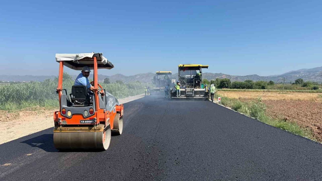 Aydın'da 17 ilçede eş zamanlı yol yapım ve yenileme çalışmaları devam ediyor