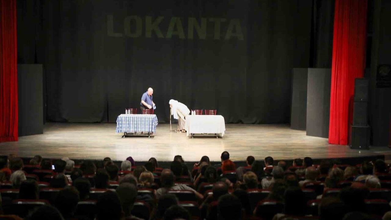 Aydın’da 'Lokanta' oyunu tiyatroseverlerden tam not aldı