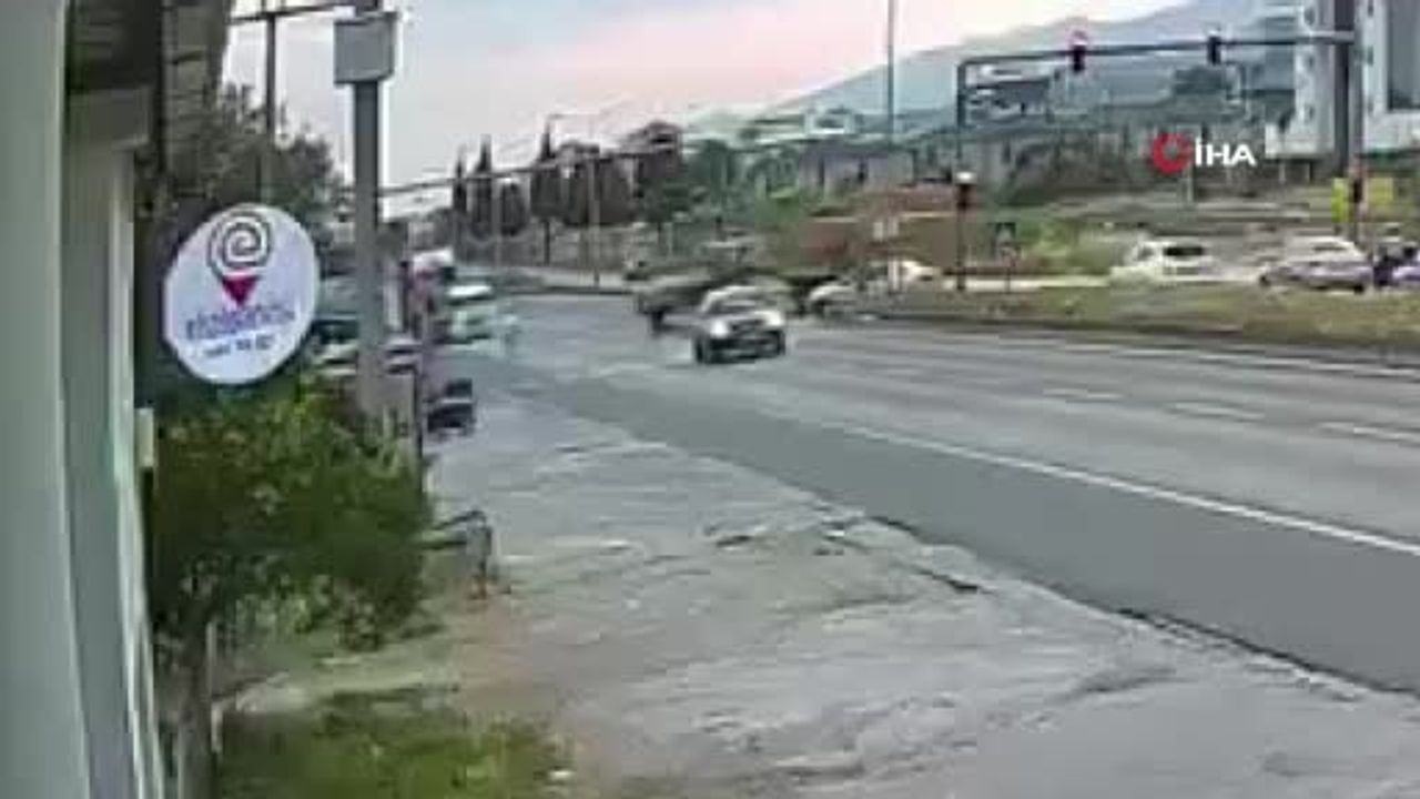 Aydın’da römorktan düşen balyalar yol kenarındaki kişinin üzerine düştü