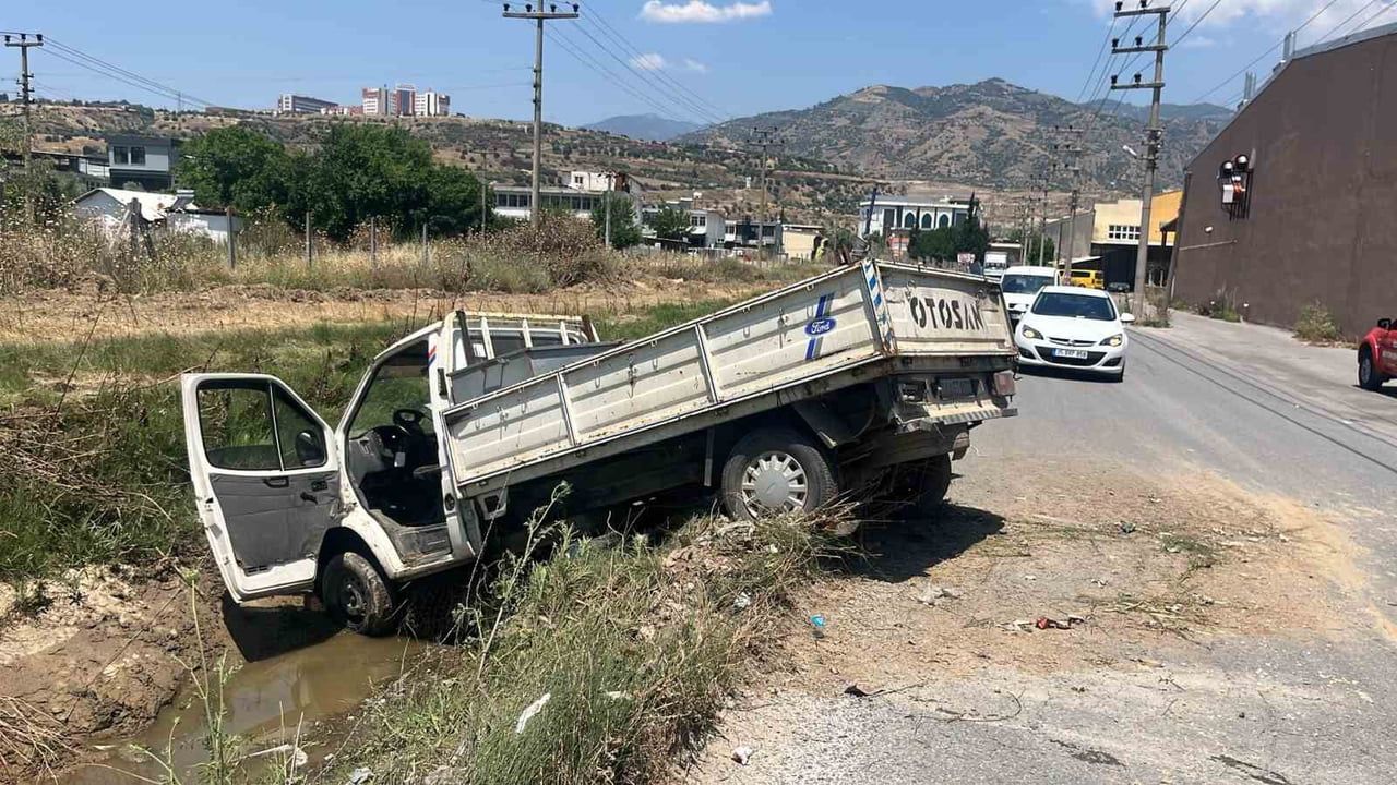 Aydın Efeler'de kamyonet kanala uçtu: Bir kişi yaralandı