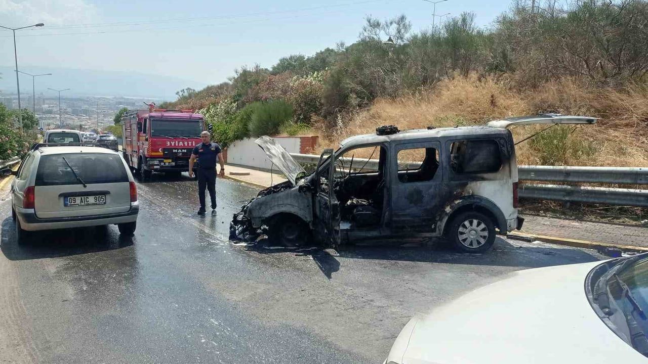 Aydın'ın Efeler ilçesinde polis aracı alevlere teslim oldu
