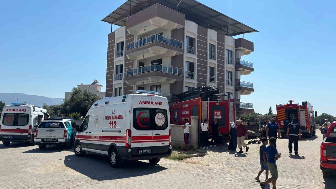 Aydın'ın Köşk ilçesinde çatıdaki kartonların tutuştuğu yangında 4 kişi dumandan etkilendi
