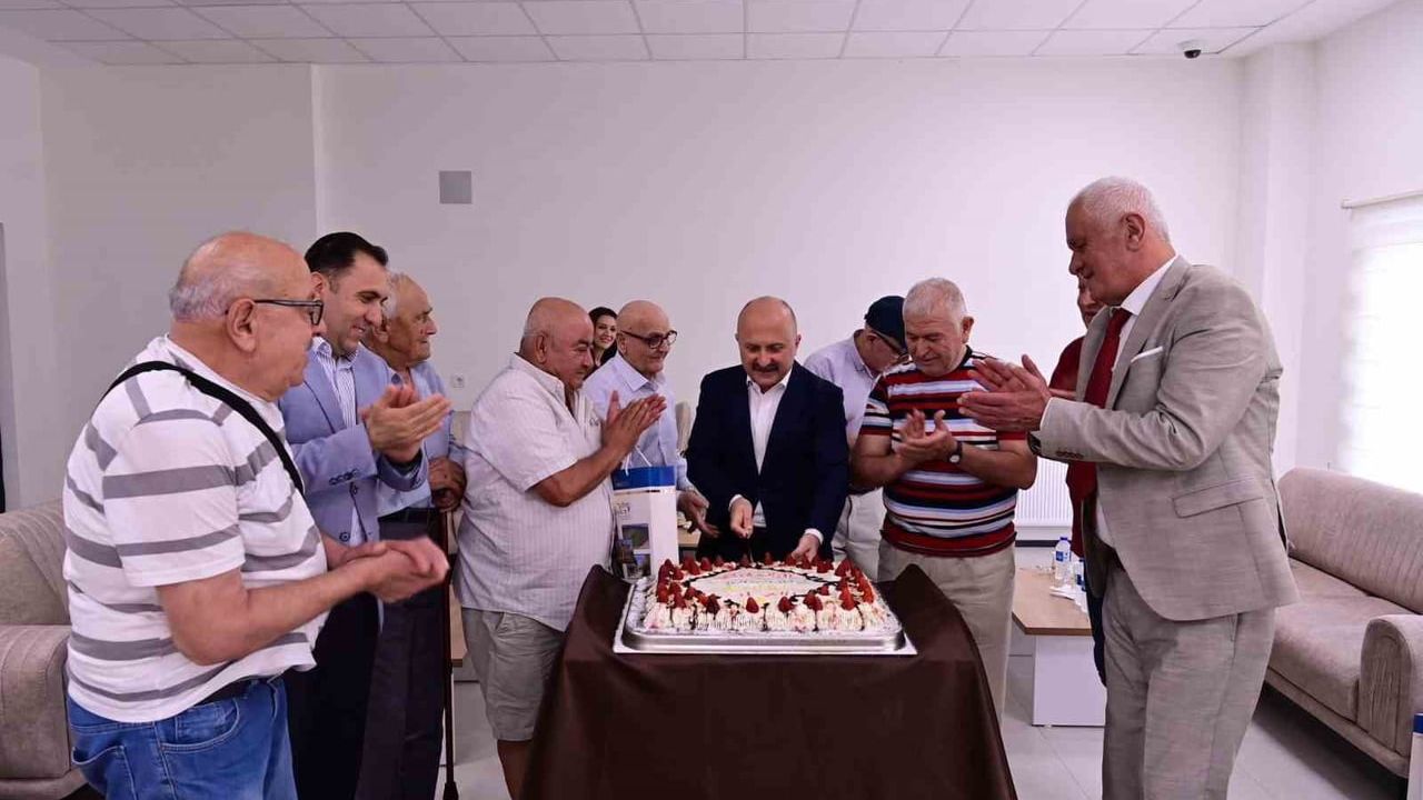 Aydın valisi ve eşi huzurevi sakinleri ile şehit babasını ziyaret etti