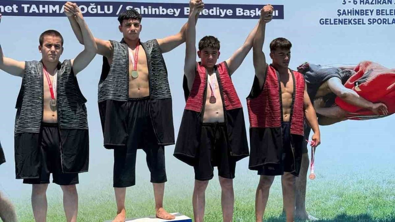 Aydınlı sporcu Muhammet Bilal Atabey, Aba güreşinde Türkiye üçüncüsü oldu