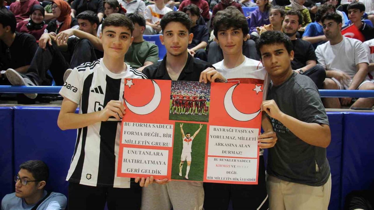 Aydınlılar milli takımı dev ekranda izledi