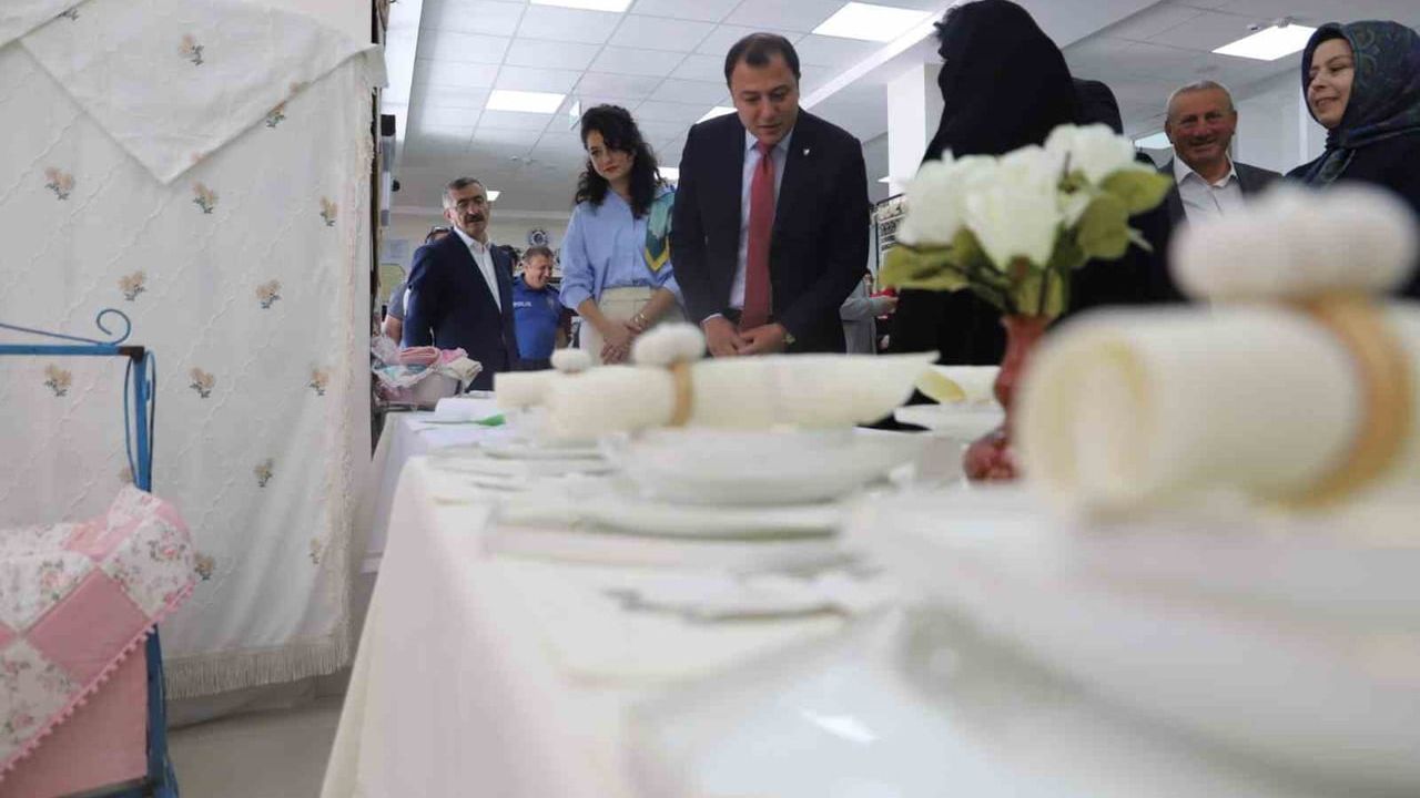 Aydıntepe Halk Eğitimi Merkezi'nde Hayat Boyu Öğrenme Haftası Yıl Sonu Sergisi Açıldı