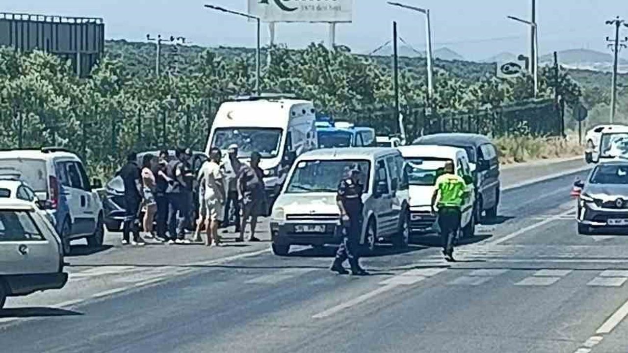 Ayvalık’ta Kozak kavşağında zincirleme kaza: 3 araç çarpıştı