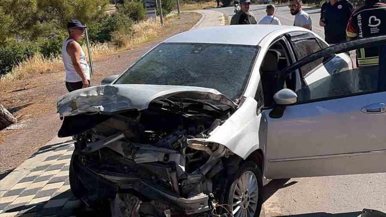Ayvalık’ta trafik kazasında araçta sıkışan sürücü kurtarıldı