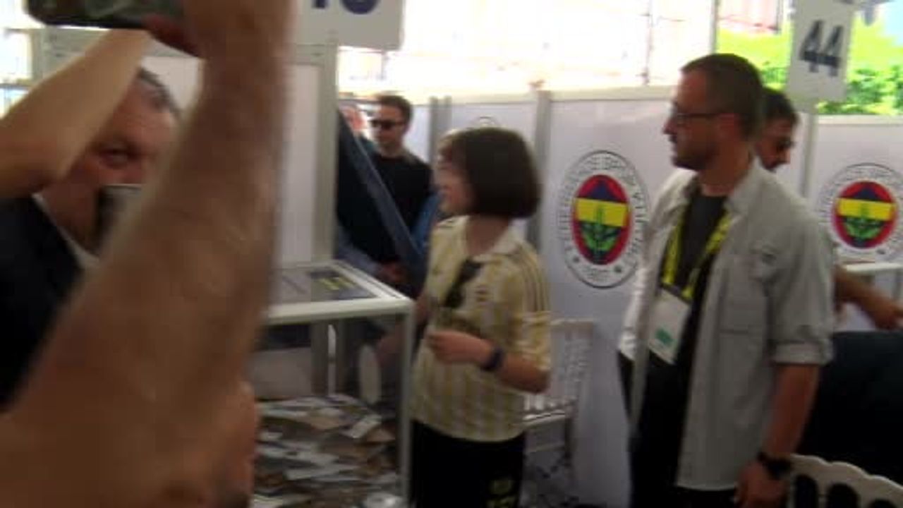 Aziz Yıldırım, Fenerbahçe Olağanüstü Genel Kurulu'nda oyunu kullandı