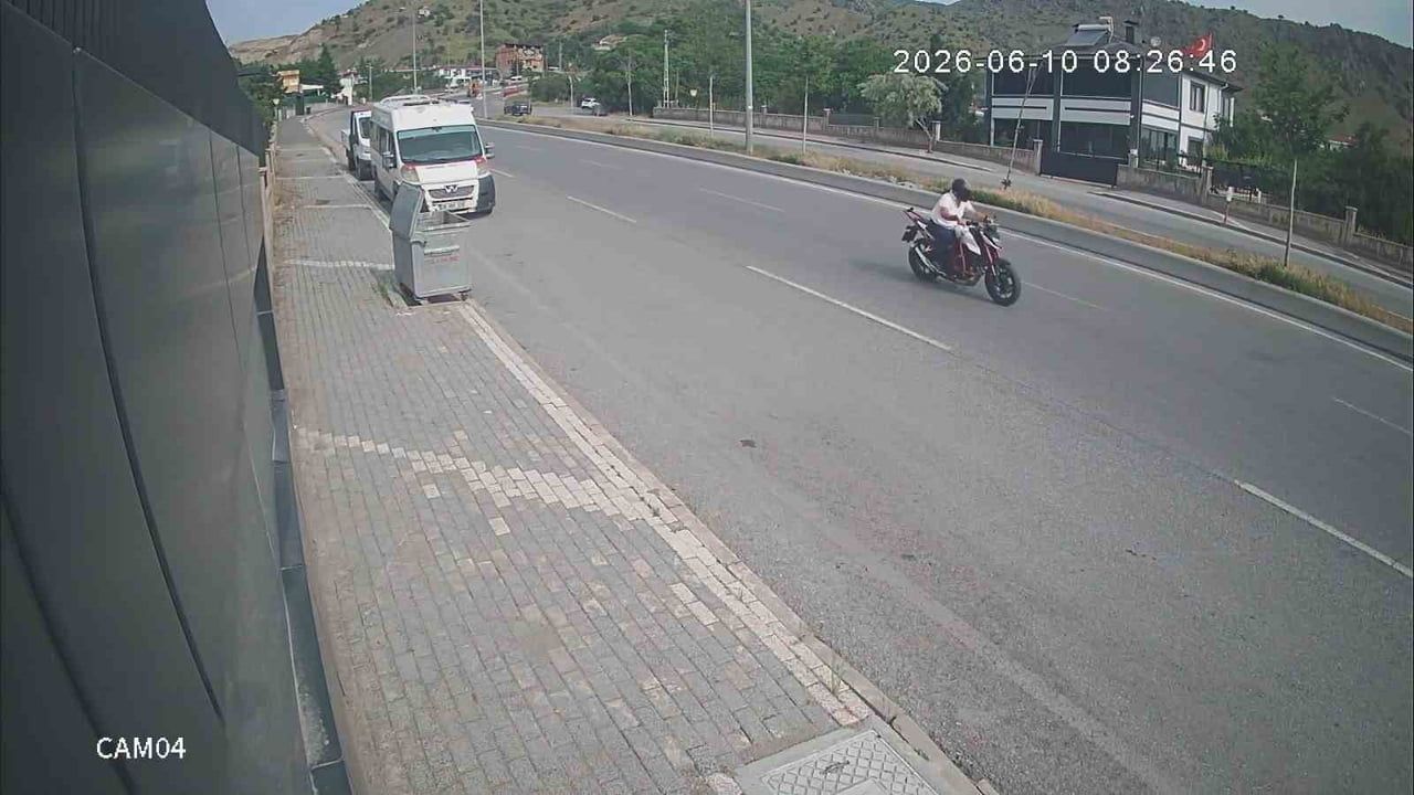 Baba ve oğulun yaralandığı kaza güvenlik kamerasında