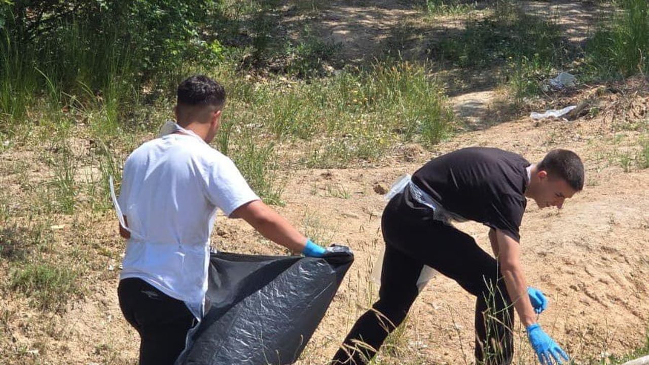Babaeski'de Liseliler 'Ben Her Yerde Varım' Projesi Kapsamında Çavuşköy Göleti Kıyısını Temizledi