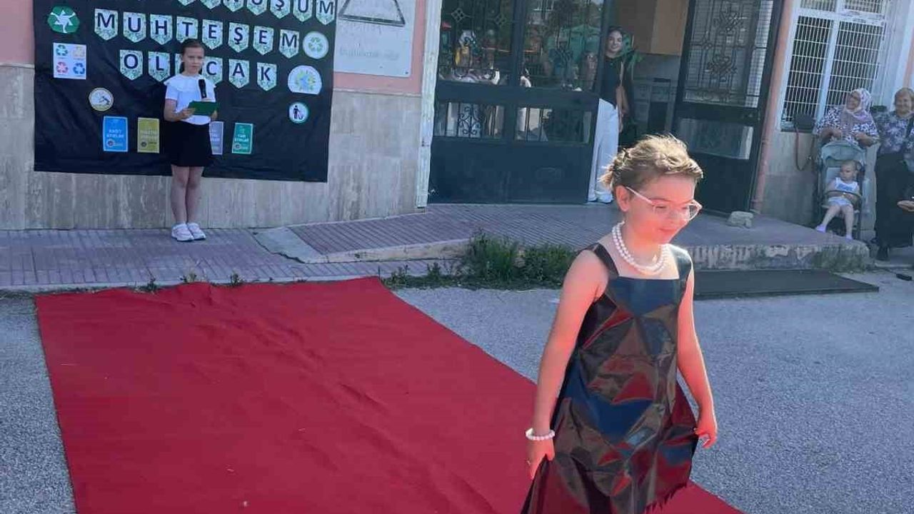 Babaeski’de öğrenciler atıkları sanata dönüştüren defile düzenledi