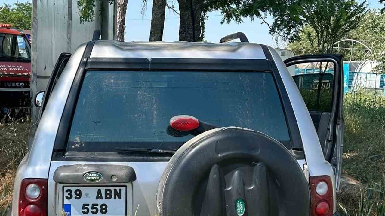 Babaeski'de otomobil yol kenarındaki ağaçlara çarptı; sürücü yaralandı