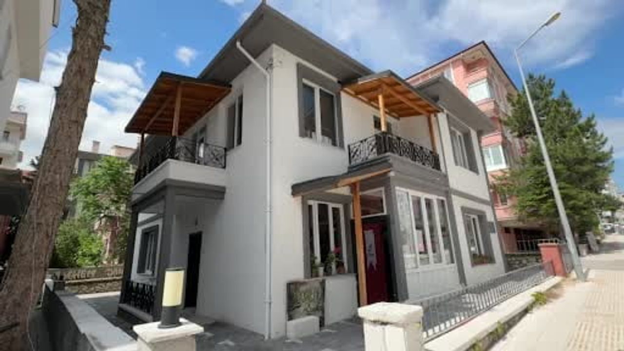 Babasının berber dükkanında başladı, şimdi ailesiyle sanat üretiyor