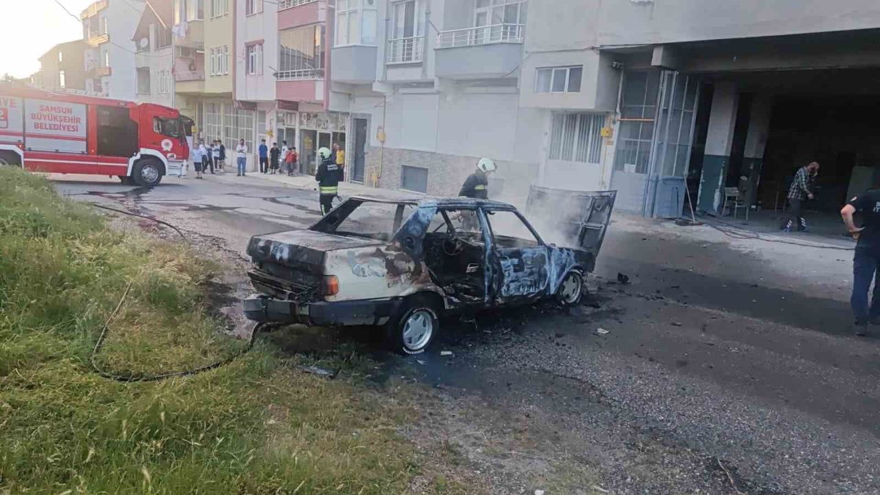 Bafra'da kaportacı dükkanında kaynak kıvılcımı yangına yol açtı: Otomobil alev aldı