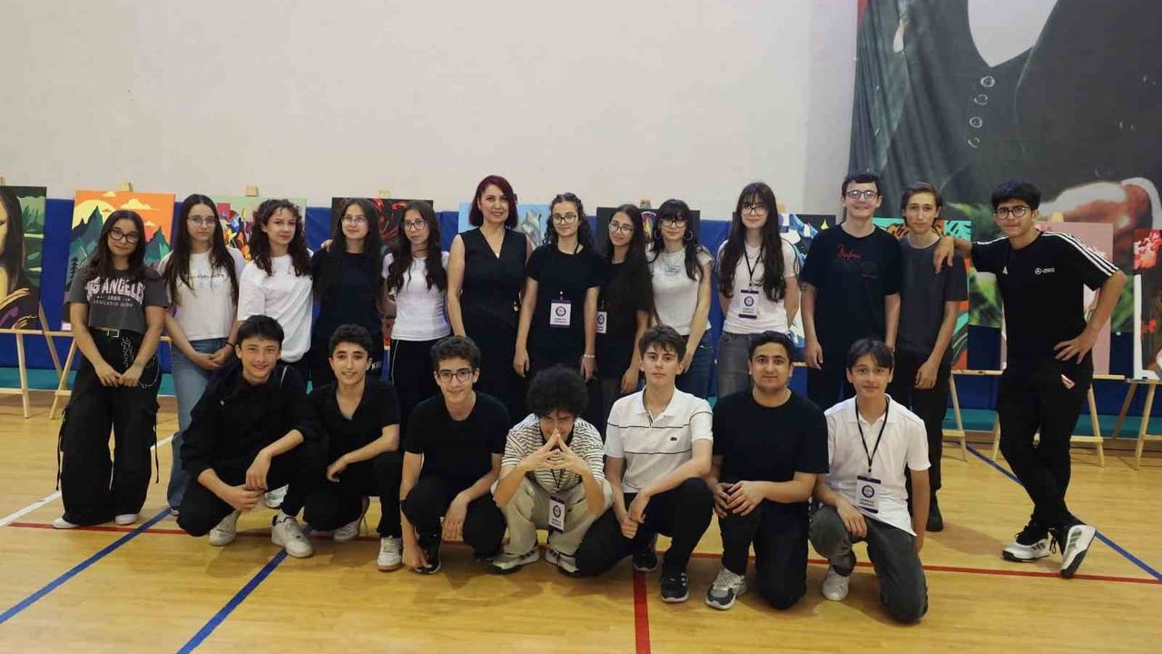 Bafra Fen Lisesi’nde 106 akrilik tuval eseri sergilendi