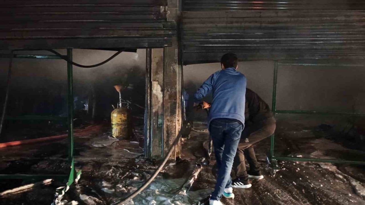 Bafra Kızılırmak Sanayi Sitesi'nde gece yangını: Traktör ve malzemelerde büyük hasar