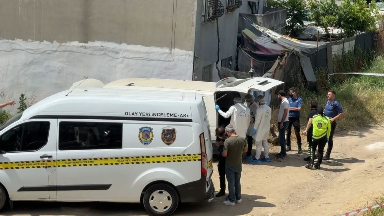 Bağcılar'da mahalleyi rahatsız eden koku, panelvanın bagajındaki cesetle bağlantılı bulundu