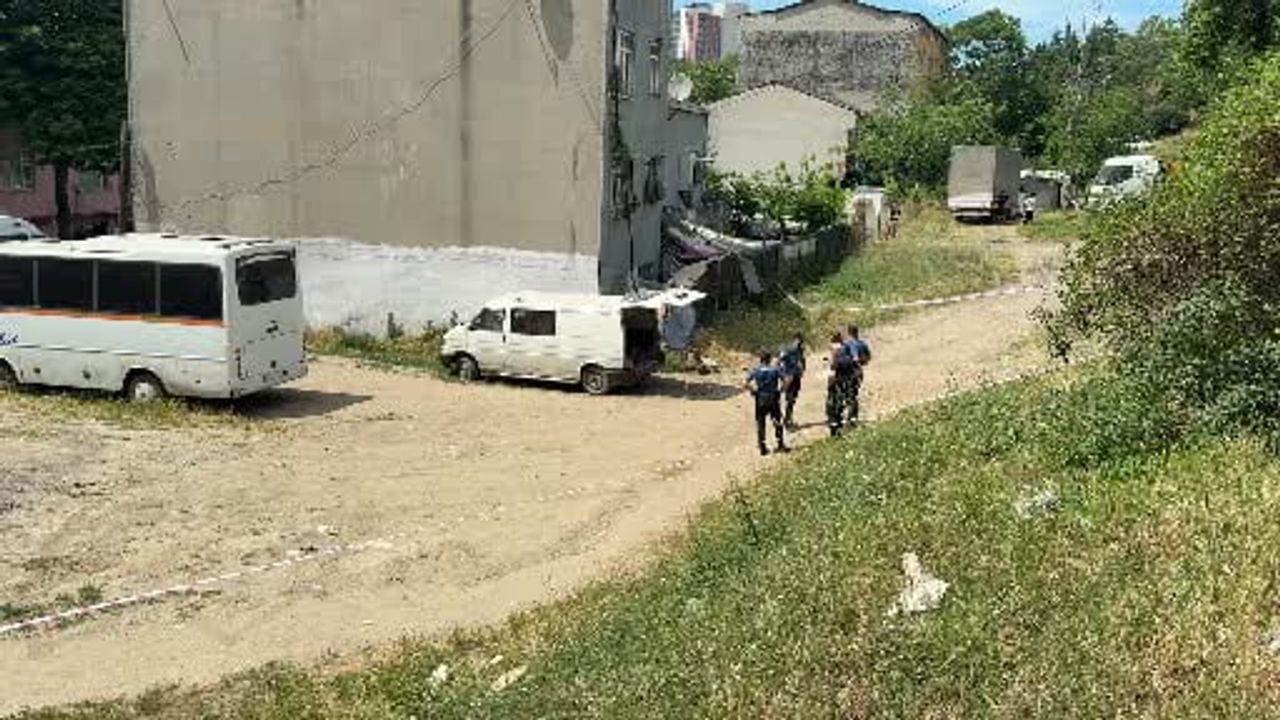 Bağcılar'da mahalleyi rahatsız eden koku panelvanın bagajındaki cesetten çıktı
