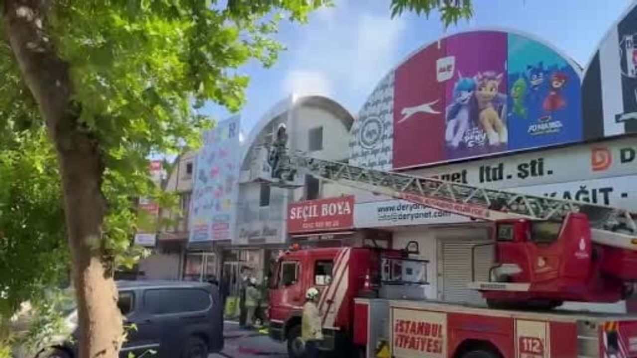 Bağcılar İSTOÇ’ta 3 katlı kırtasiye toptancısında yangın, itfaiye söndürdü