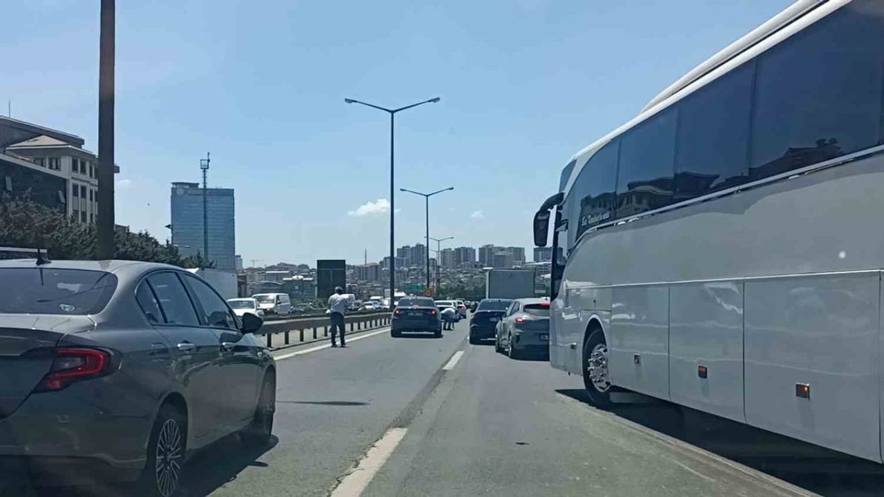 Bağcılar TEM otoyolu'nda para saçıldı: motokurye düştü, vatandaşlar topladı