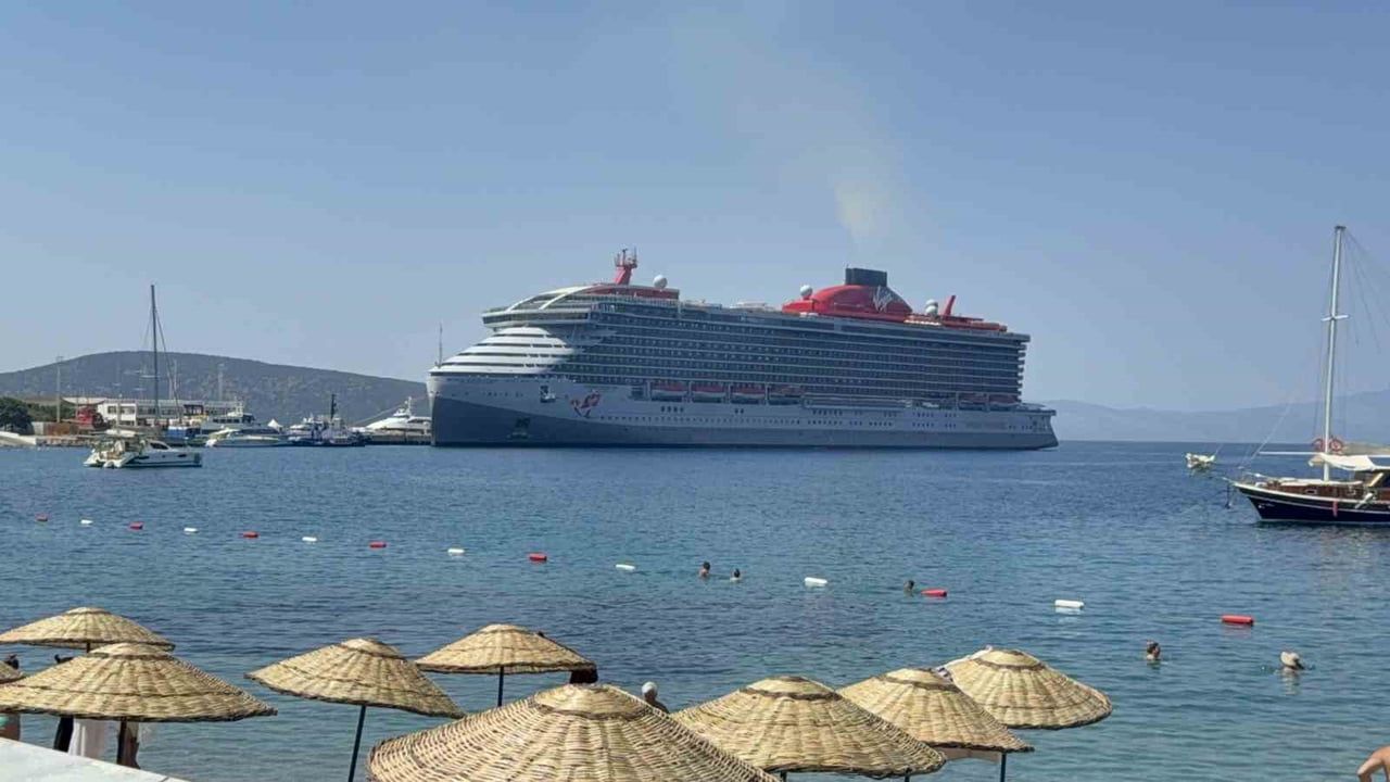 Bahama bayraklı kruvaziyer Scarlet Lady, 2 bin 521 yolcuyla Bodrum Limanı'na yanaştı