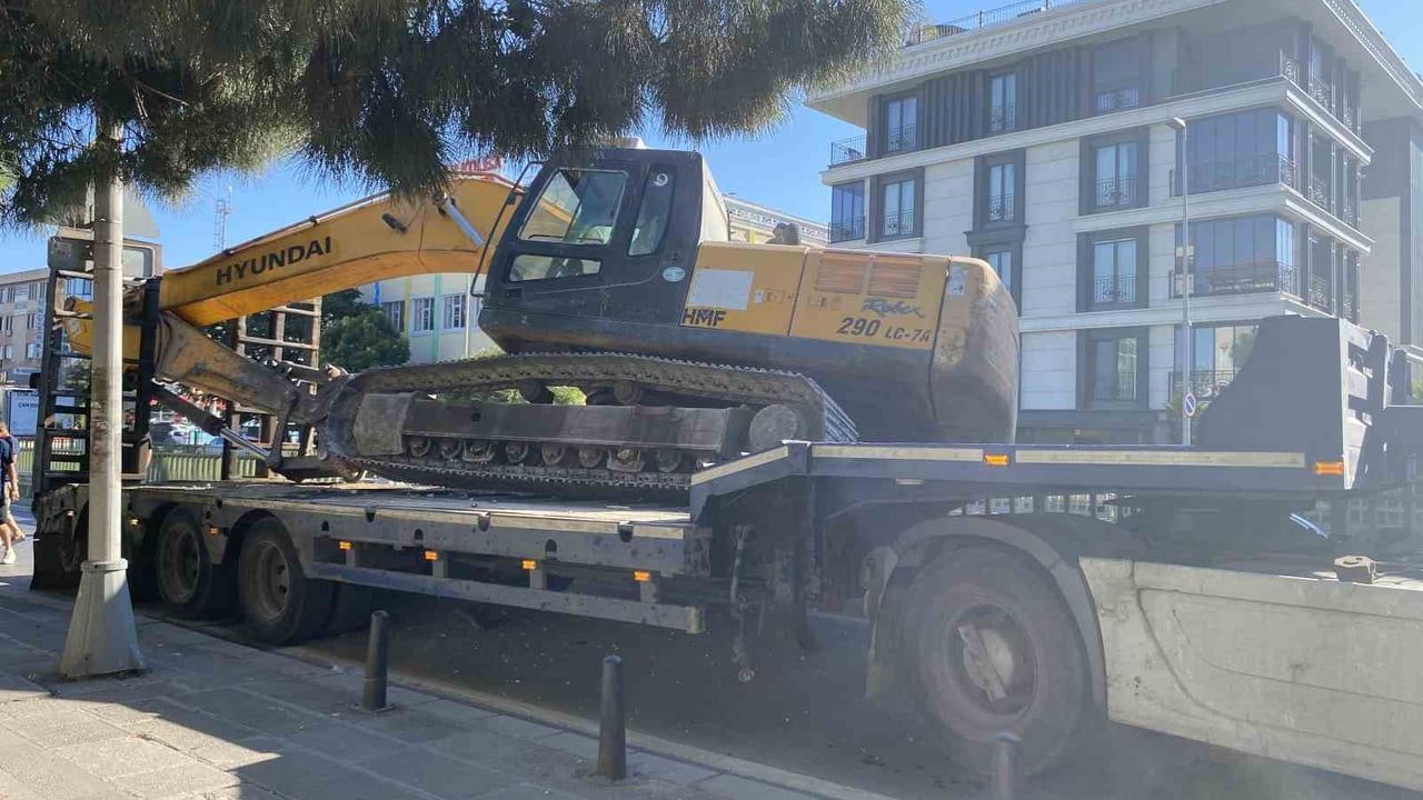 Bahçelievler’de tırın taşıdığı iş makinesi bariyerlere çarptı