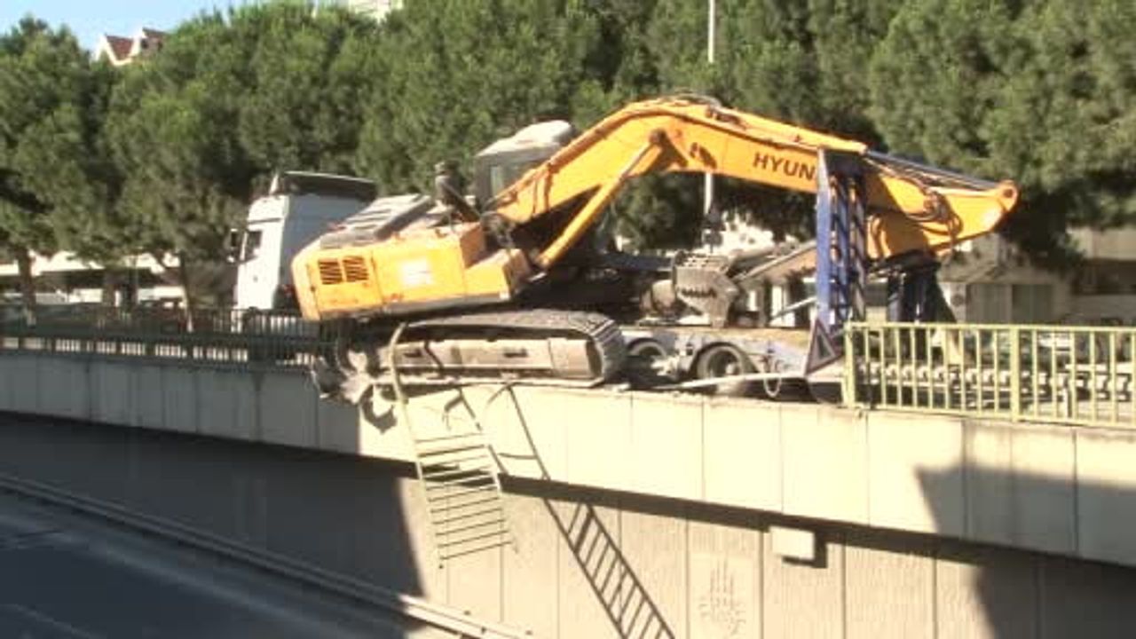 Bahçelievler’de tırın taşıdığı iş makinesi bariyerlere çarptı