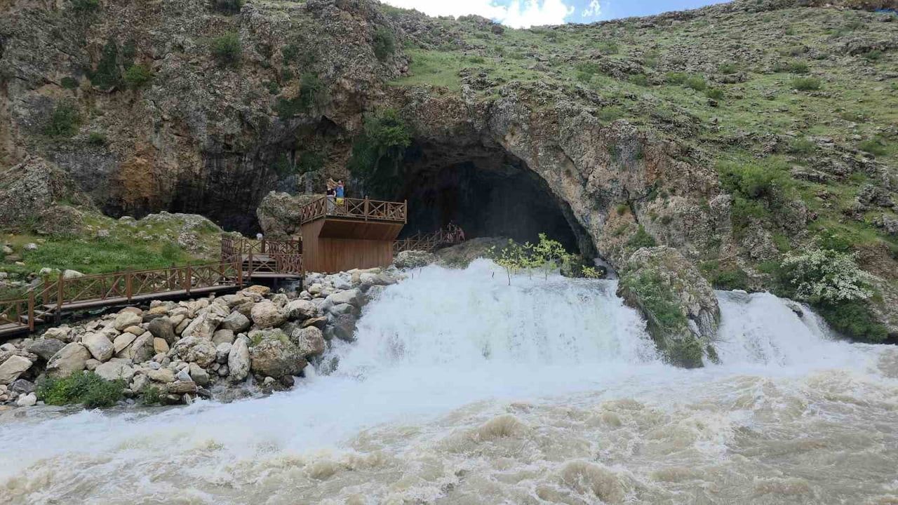 Bahçesaray'da mağaradan çıkan doğal su kaynağı ilgi odağı oldu