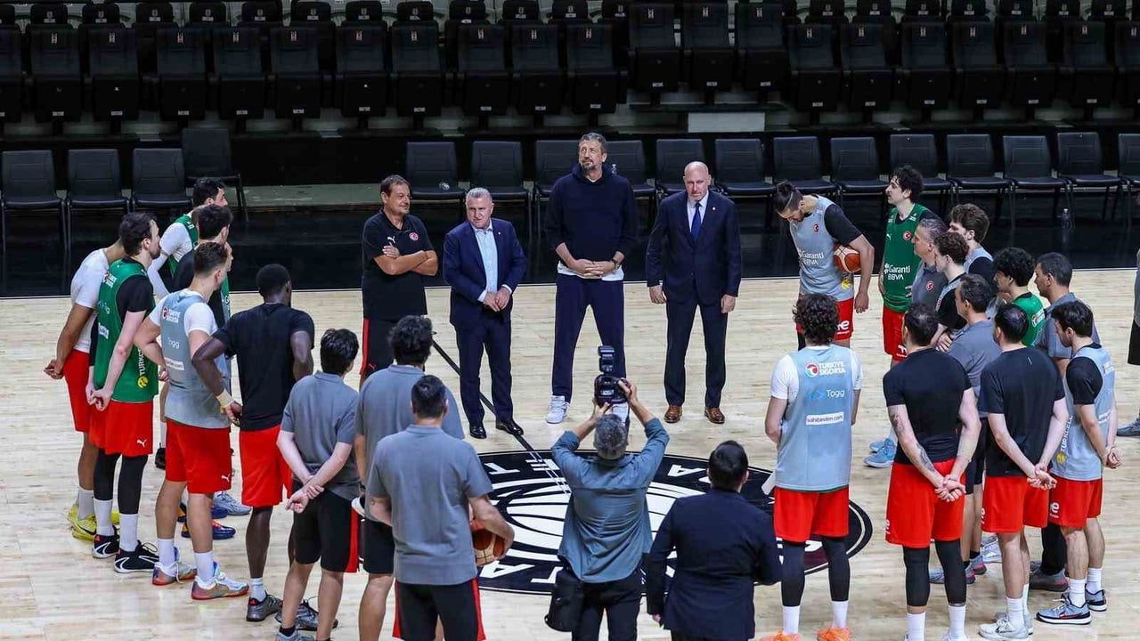 Bakan Bak, A milli basketbol takımının antrenmanını izledi
