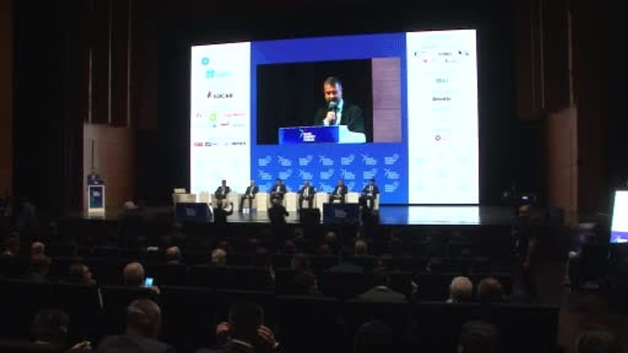 Bakan Bayraktar: 2035'e Kadar 120 gigawatt güneş ve rüzgar, 5 GW denizüstü ve 28 milyar $'lık yeşil iletim yatırımı hedefliyoruz