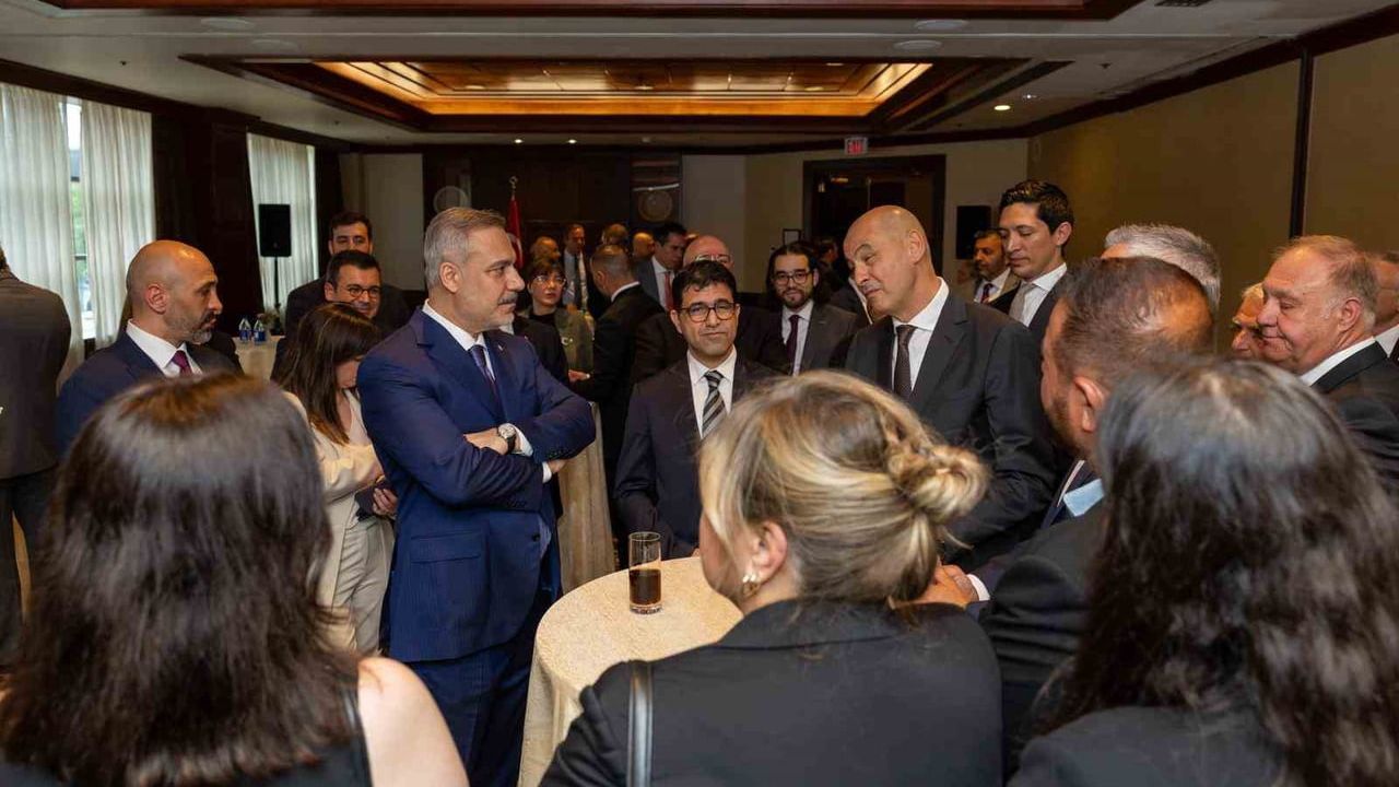 Bakan Fidan Toronto'da Kanada’daki Türk iş adamlarıyla bir araya geldi