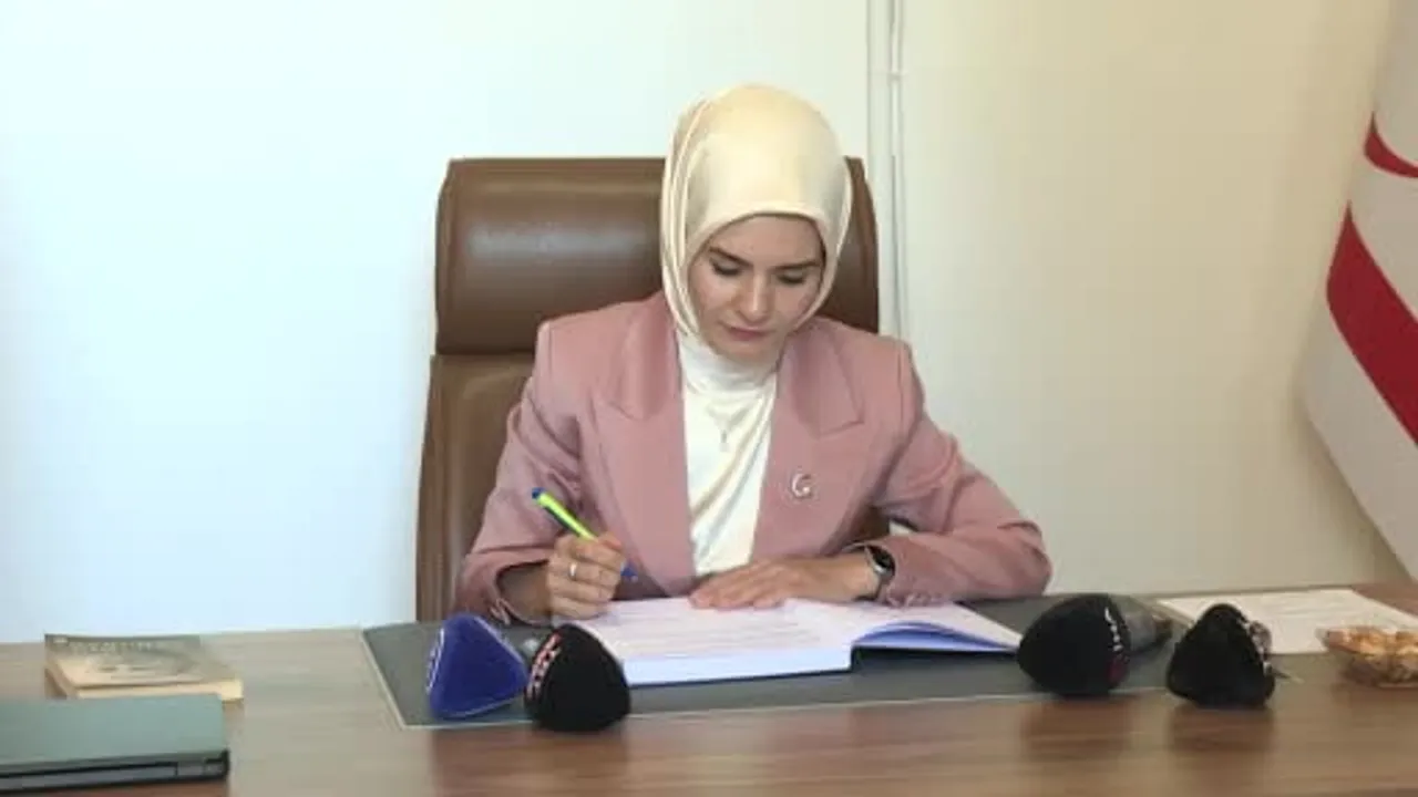 Bakan Göktaş, AK Parti KKTC temsilciliği ve Selimiye Camii'ni ziyaret etti