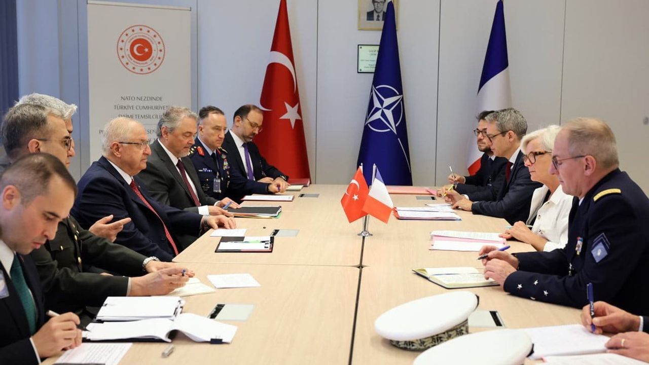 Bakan Güler, Fransa ordular bakanı Vautrin ile NATO karargahında görüştü