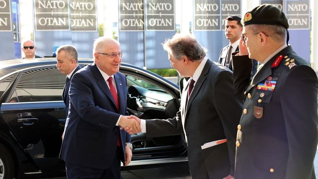 Bakan Güler NATO savunma bakanları aile fotoğrafına katıldı