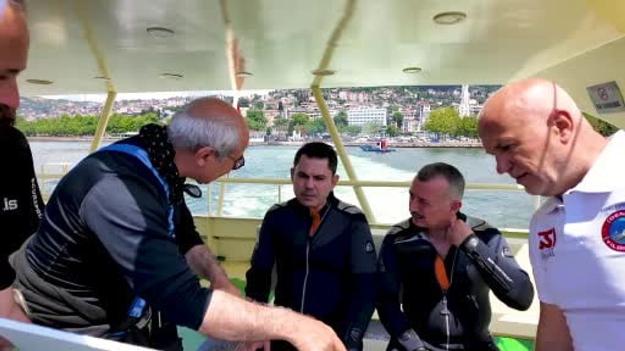 Bakan Kurum İzmit Körfezi’nde dip çamuru temizliğini yerinde inceledi