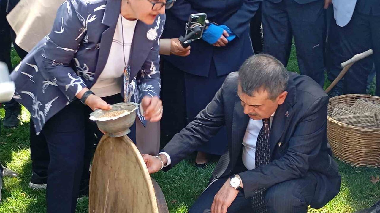 Bakan Tekin Bursa'da çınar altında türkü söyledi, Anadolu peynirlerini tattı