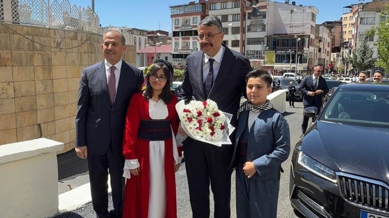 Bakan yardımcısı Ali Çelik'e Hakkari'de sevgi seli