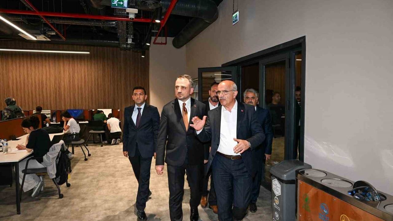 Bakan yardımcısı Dr. Enes Eminoğlu’ndan şehir kütüphanesine tam not