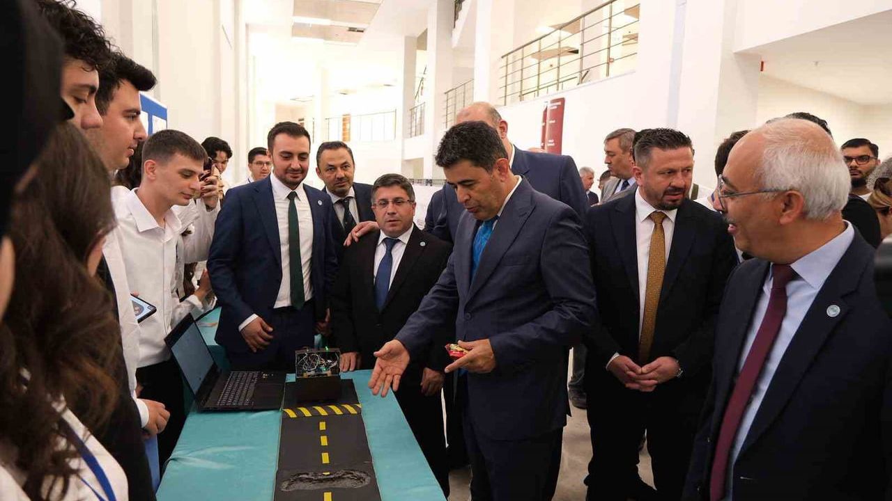 Bakan Yardımcısı Osman Boyraz, 'Mesleki Eğitimde Güncel Yaklaşımlar Forumu'nda öğrencilerle buluştu