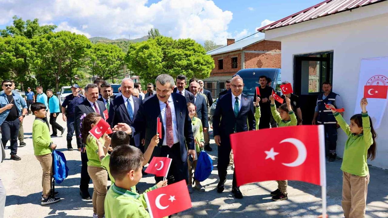 Bakan Yusuf Tekin, Giresun Çamoluk'ta Mustafa Ayaksız İlkokulu ve Çamoluk Merkez Camii'ni açtı