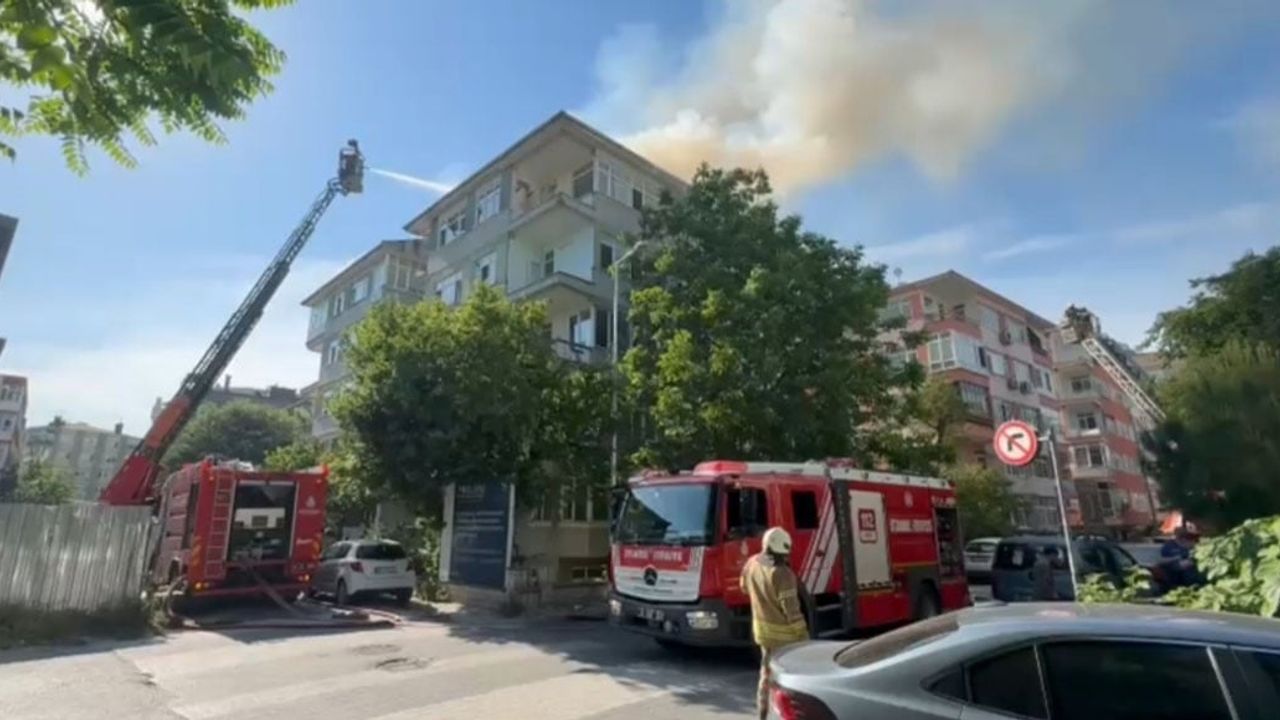 Bakırköy'de 6 katlı binanın çatısında yangın: İtfaiye kısa sürede müdahale etti