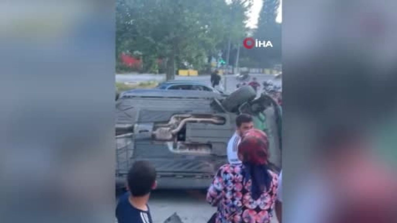 Bakırköy’de Mercedes kaldırıma çıktı, çarpma sonucu yan yattı: 2 yaralı