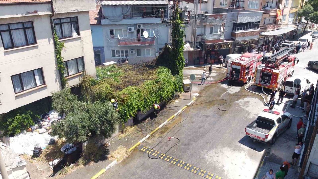 Balıkesir Altıeylül'de Bahçe Çardağında Çıkan Yangın Kontrol Altına Alındı
