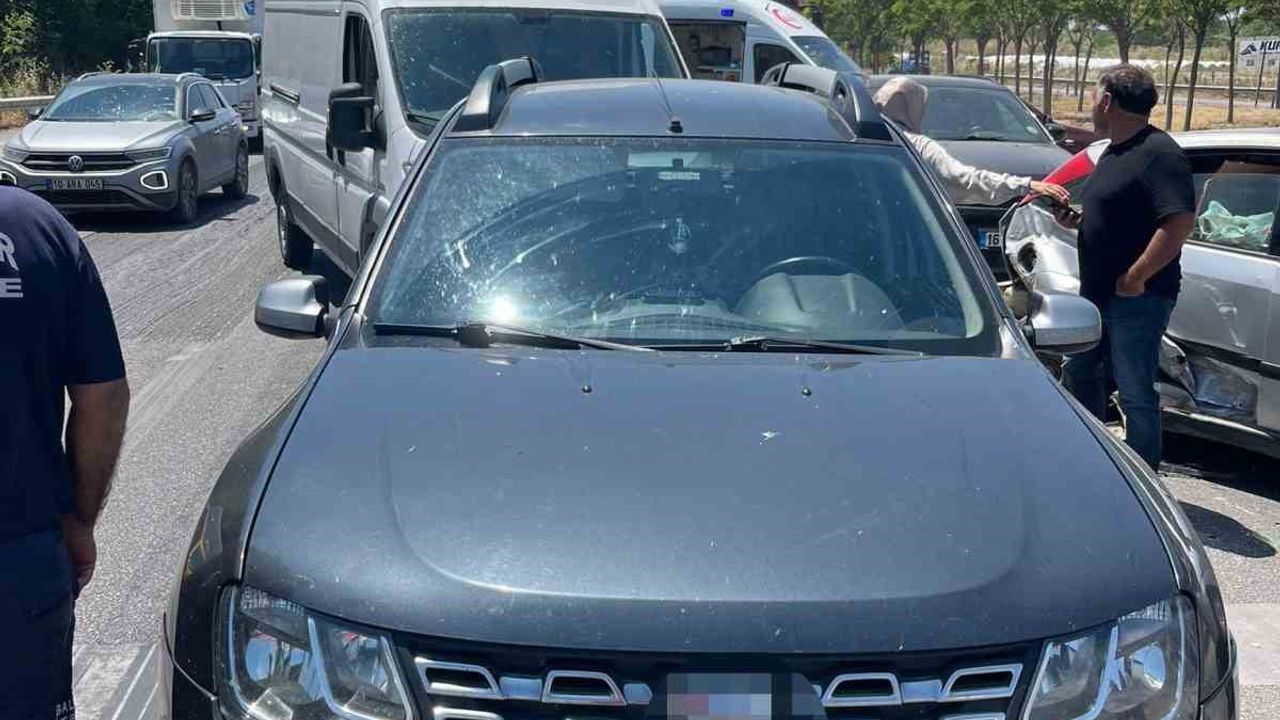 Balıkesir’de 6 araçlı zincirleme kaza: 2 yaralı