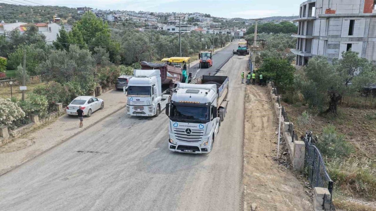 Balıkesir'de Büyükşehir ekipleri yolları yeniliyor: Dereköy'de 5 km, Pelitköy'de 8 km çalışma