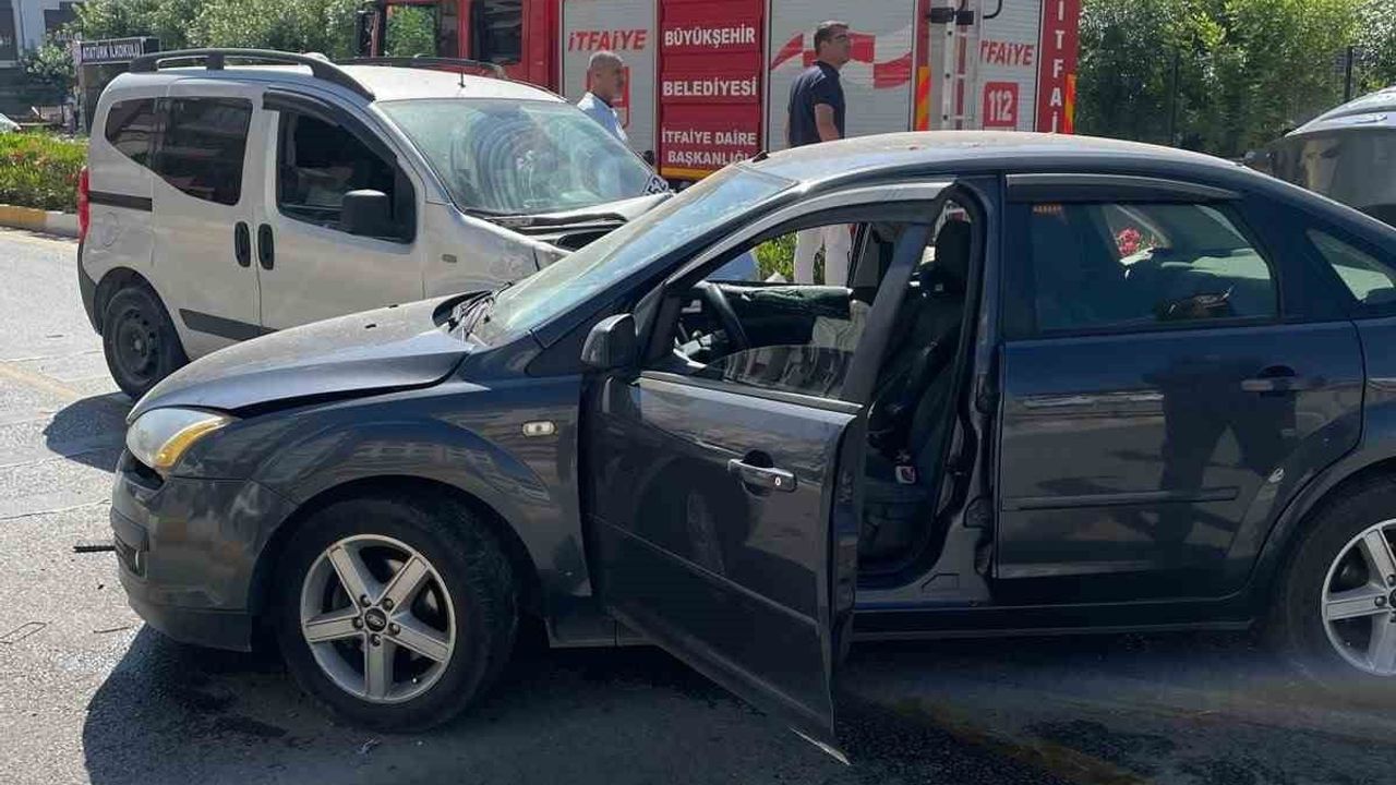 Balıkesir'de iki otomobilin çarpışması sonucu üç kişi yaralandı